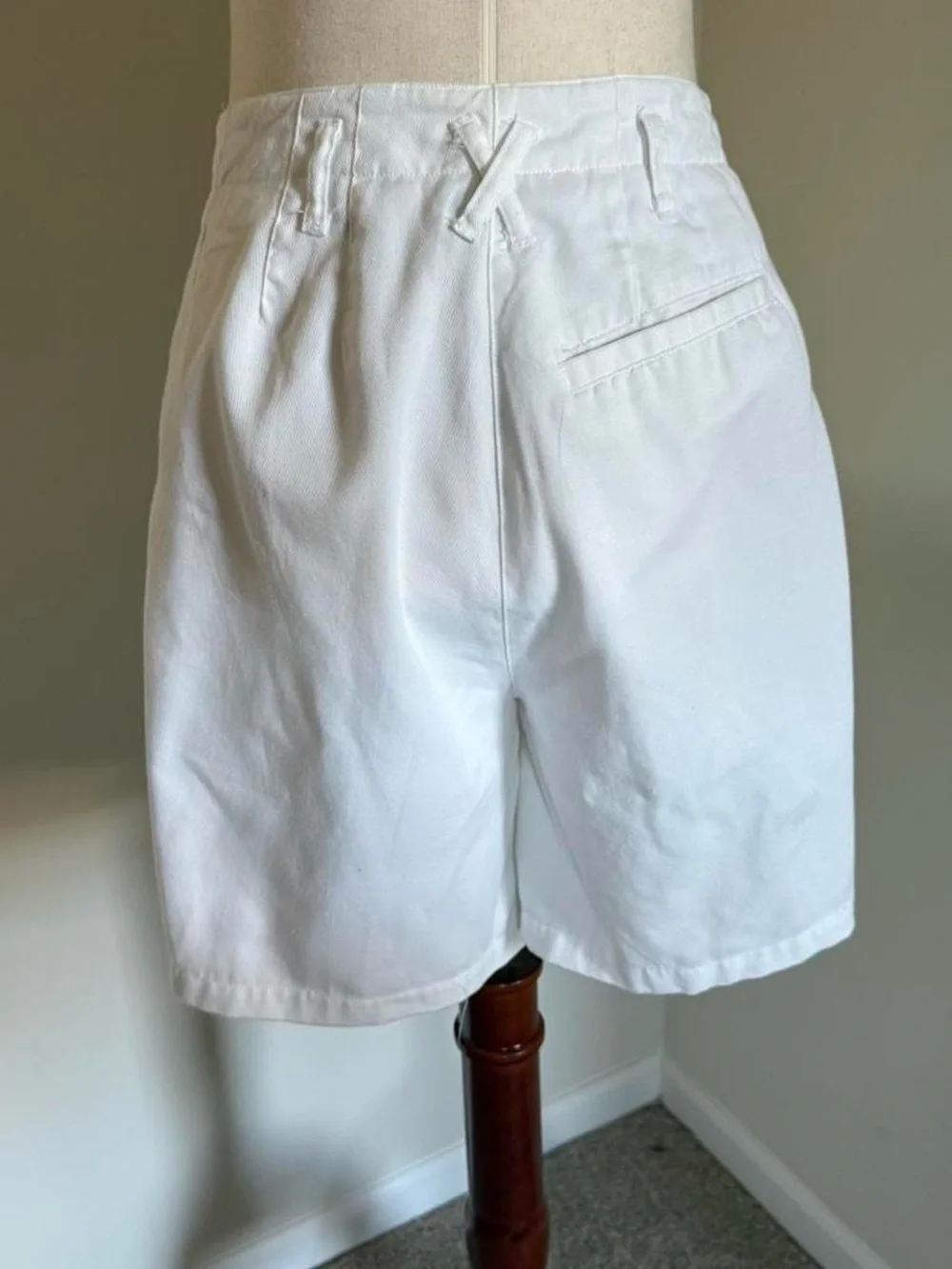 High-Waist White Pleated Bermuda Shorts - Picture 4 of 7